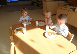 Dzieci jedzą pizzę