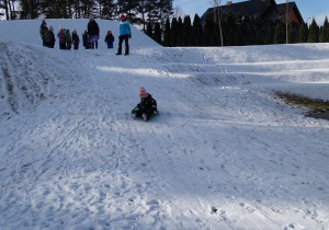 dziewczynka zjeżdża na górce