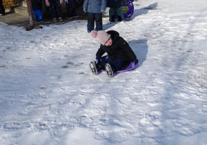 dziewczynka zjeżdża na górce