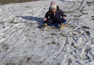 dziewczynka zjeżdża na górce