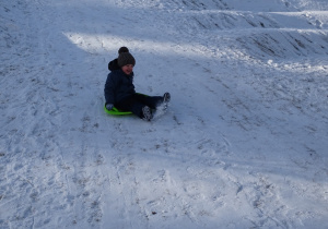chłopiec zjeżdża na górce