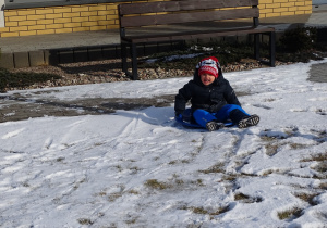 chłopiec zjeżdża na górce