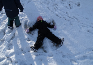 dziewczynka robi aniołka