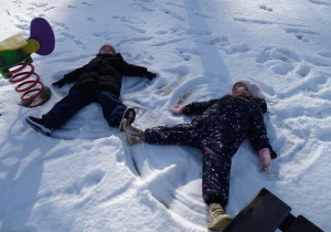 dzieci robią aniołki