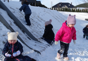 dzieci bawią się na śniegu