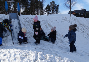 dzieci bawią się na śniegu