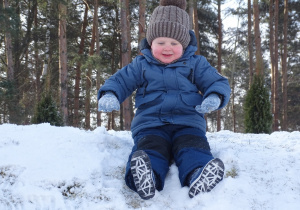 Jaś bawi się na śniegu