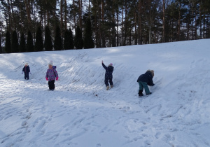 dzieci bawią się na śniegu