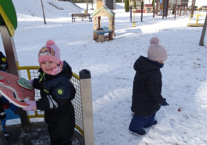 dzieci bawią się na śniegu