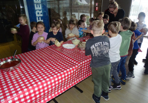 Dzieci trzymają w rękach kulki ciasta