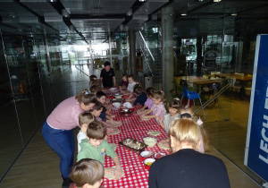 Dzieci formują kształt pizzy