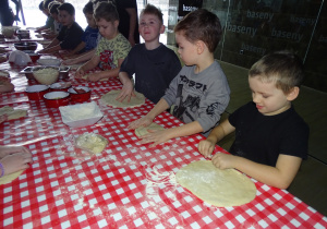 Dzieci formują kształt pizzy