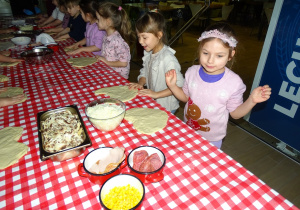 Dzieci formują kształt pizzy