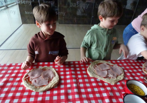 Dzieci układają ulubione dodatki na pizze