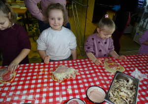 Dzieci układają ulubione dodatki na pizze