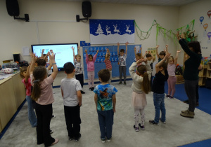 Dzieci podczas zabawy ruchowej w kole