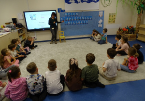 pani opowiada dzieciom o bezpiecznym korzystaniu z internetu