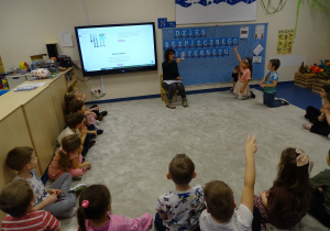 dzieci odpowiadają na pytania