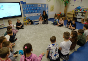 dzieci tworzą sieć internetową z włóczki