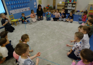 dzieci tworzą sieć