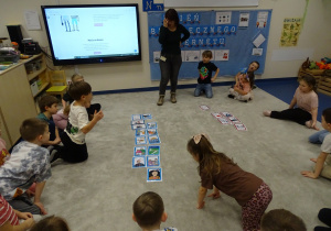 dzieci układają obrazki według korzyści i zagrożeń płynących z korzystania i internetu