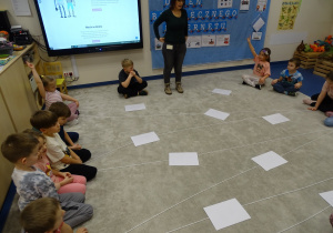 dzieci podczas wykonywania zadania