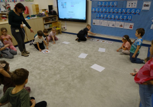 dzieci podczas wykonywania zadania