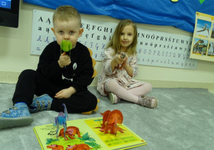 dzieci pokazują swoje dinozaury