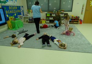 dzieci leżą na podłodze