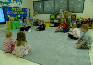 dzieci słuchają opowiadania