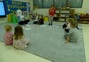 pani pokazuje obrazki