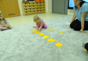 dziewczynka dopasowuje jajka