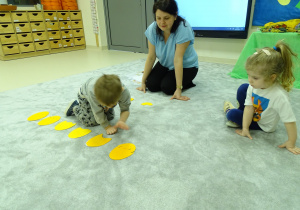 chłopiec dopasowuje jajka