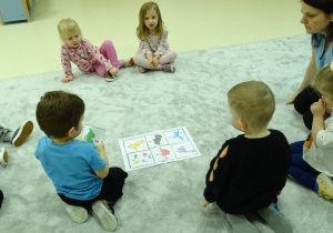 chłopiec dopasowuje dinozaury