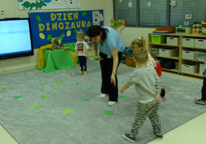 pani rozkłada ślady