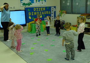 dzieci podczas dinozaurów