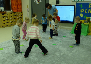 dzieci idą po śladach