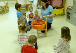 pani pokazuje eksperyment z wulkanem