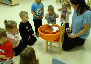 pani pokazuje eksperyment z wulkanem