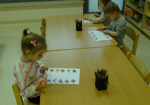 dzieci łączą cienie dinozaurów