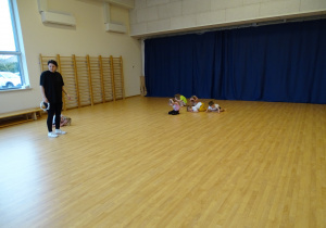 dzieci podczas ćwiczeń na sali gimnastycznej