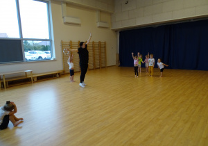 dzieci podczas ćwiczeń na sali gimnastycznej