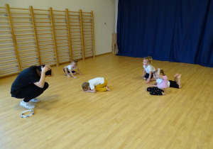 dzieci chowają się