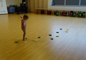 Laura przechodzi po woreczkach gimnastycznych