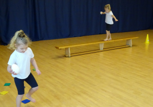 dziewczynka pokonuje tor przeszkód