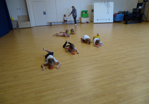 dzieci podczas ćwiczeń