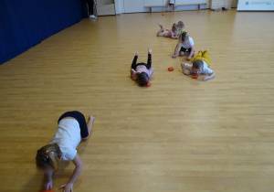 dzieci podczas ćwiczeń