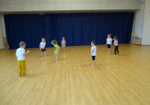 dzieci podczas ćwiczeń