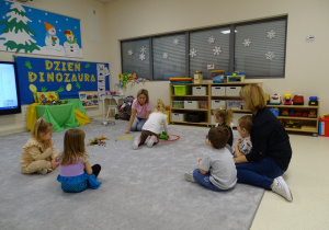 dzieci segregują dinozaury to obręczy