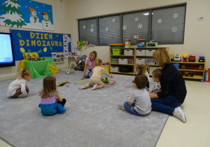 dzieci segregują dinozaury to obręczy